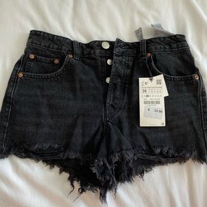 ZARA Mid-rise black shorts